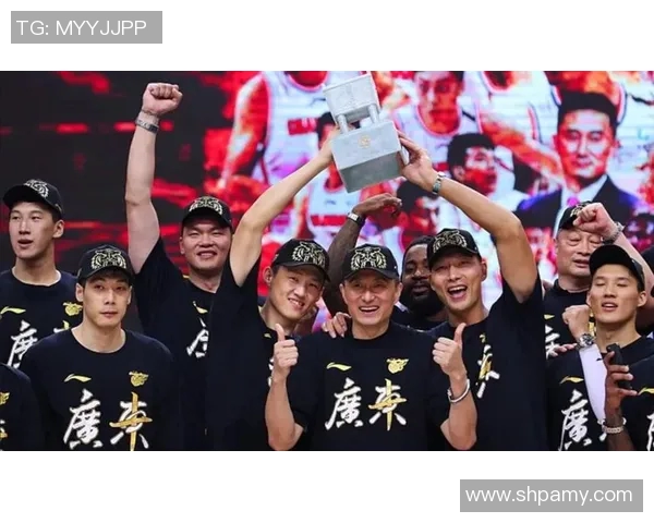 易建联在退役仪式上泪洒球场，粉丝感动送上祝福和掌声